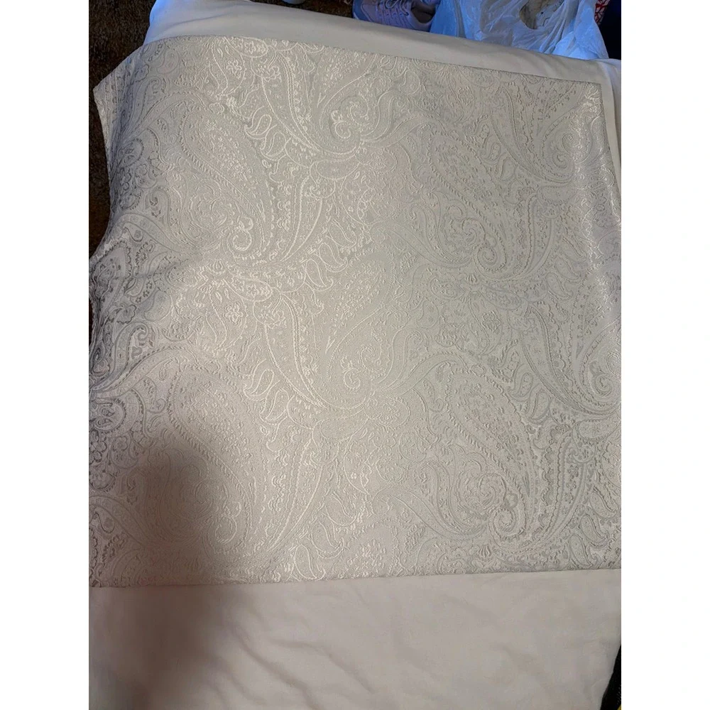 Waterford Fine Linens White Paisley Damask Rectangular Tablecloth‎ 70x126